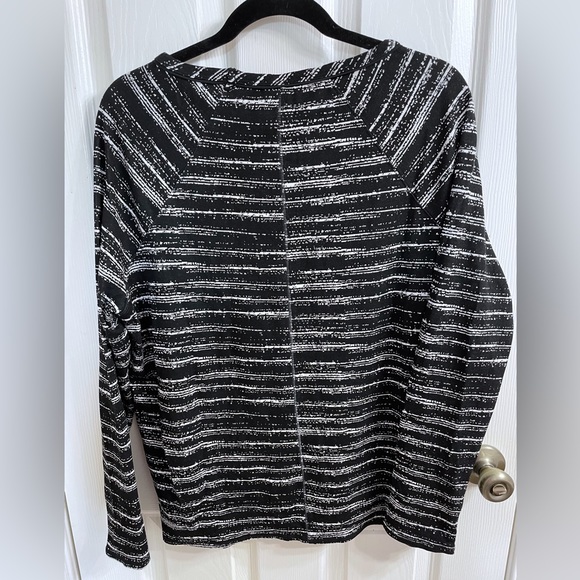 Worn Once! Tart Woman’s sweatshirt/sweater. Size medium - Picture 2 of 3